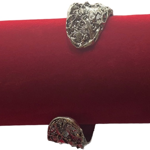 2/$25 or 3/$35 NWOT Silver floral bracelet with a center turquoise enamel stone - Picture 4 of 4